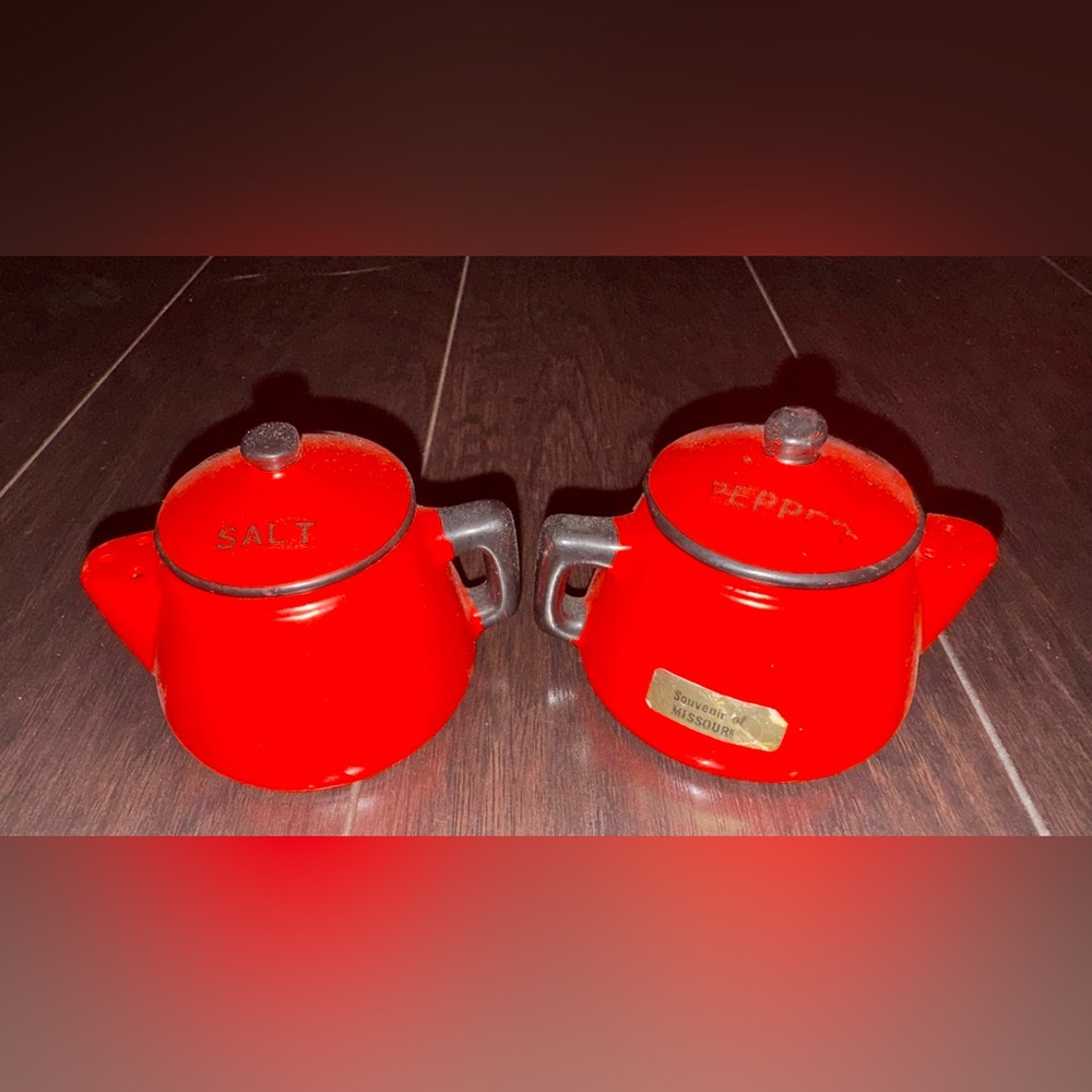 Vintage Red & Black Tea Kettle Teapot Salt & Pepper Shakers